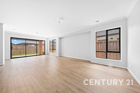 Modern Family Living in Clyde North - Photo 2