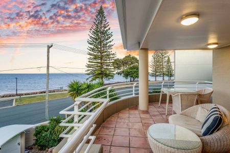 For Rent - Waterfront Beauty Offering a Holiday Lifestyle. - Photo 4