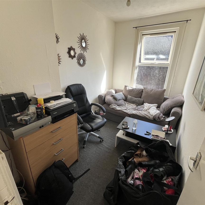 2 bedroom flat to let - Photo 1