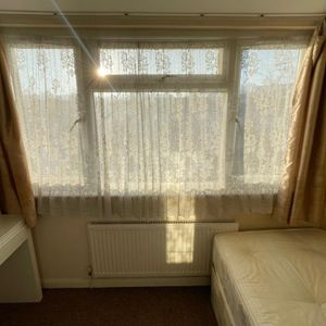 Light-Filled Double Room for Rent – Great Transport Links – Warren Road London - Photo 2