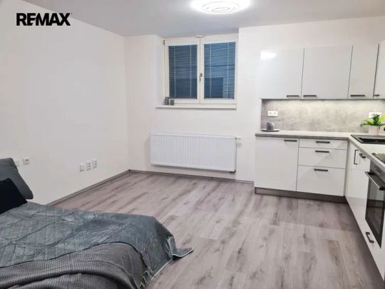 Pronájem ateliéru využitelného jako byt 1 + kk - Photo 1