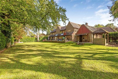 A stunning family house offering over 4,700 sq ft of living space with off-street parking and a magnificent south facing, landscaped garden. - Photo 5