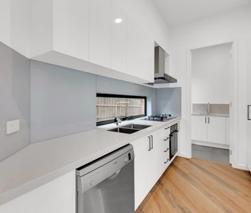 Space, Style & Convenience in a Premium Locale - Photo 6