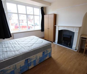 4 bedroom semi-detached house to rent - Photo 3