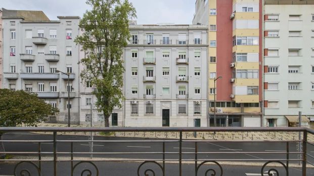 Room in a shared 6-bedroom apartment for rent in Lisbon - Photo 1