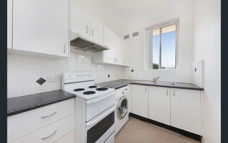 Top-Floor One-Bedroom in the Heart of Kingsford - Photo 5