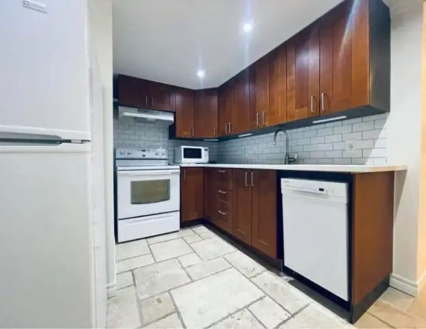 658 Burnhamthorpe Road West | 658 Burnhamthorpe Road West, Mississauga - Photo 1