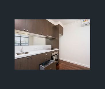 Comfort, Convenience and Courtyard Living - Photo 4