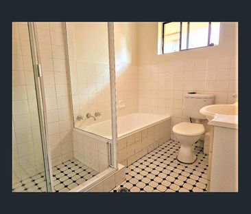 Renovated Townhouse Style Apartment - Photo 5