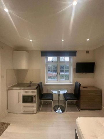 Ascot Close Ilford Essex, IG6 - Photo 5