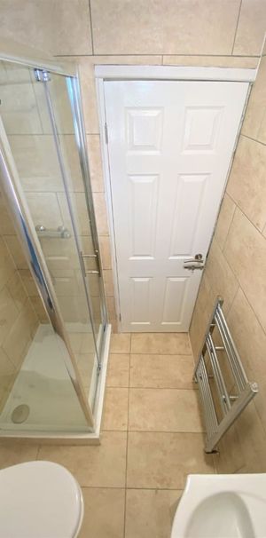 Room in a Shared House, Bath Road, TW4 - Photo 1