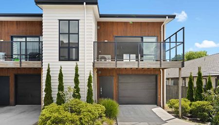 Stunning Two Bedroom in Sought After Hamilton East - Photo 5