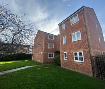 REDFORD CLOSE, FELTHAM - Photo 2