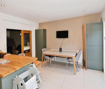 4 bedroom end of terrace house to rent - Photo 2