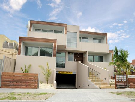 SPACIOUS, MODERN & BEACHSIDE - Photo 4