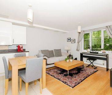 Hinchley Wood - Photo 1