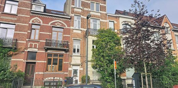 Duplex te huur in Ukkel voor € 1.000 met 1 slaapkamer - Photo 2