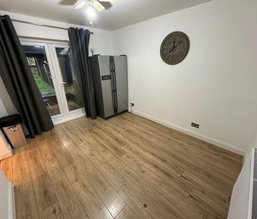 5 bedroom end of terrace house to rent - Photo 3