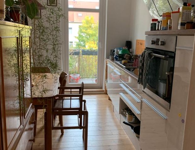 Helle 2-Raum-Wohnung mit Holzdielen und Balkon - Foto 1