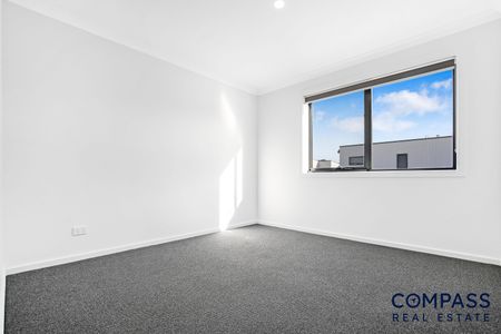 38 Cinnamon Drive, Cranbourne East VIC 3977 - Townhouse For Rent | Domain - Photo 2