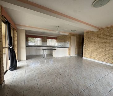 Spacious 3-Bedroom Home with Enclosed Garage - Photo 2