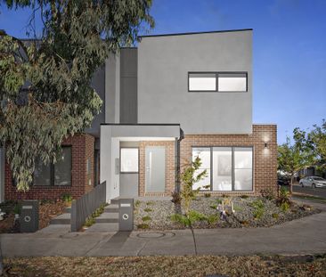 Air- conditioned Main Bedroom Park fronted 4 bedroom Masterpiece - Photo 2