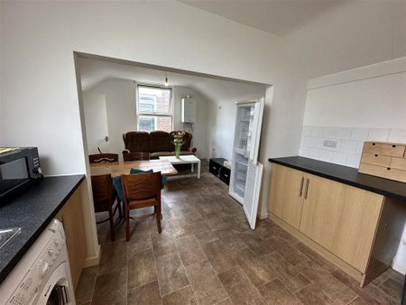 4 bedroom flat to rent - Photo 5