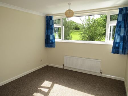 4 bedroom semi-detached house to rent - Photo 5