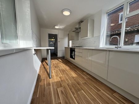 3 bedroom semi-detached house to rent - Photo 5