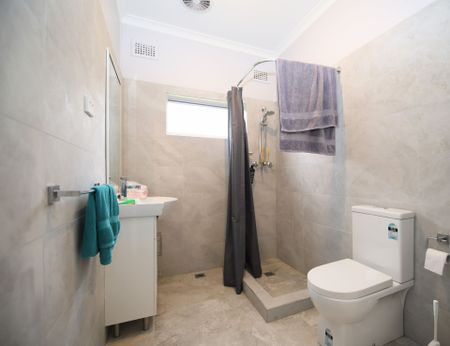 Three Bedroom Family Home - Photo 2