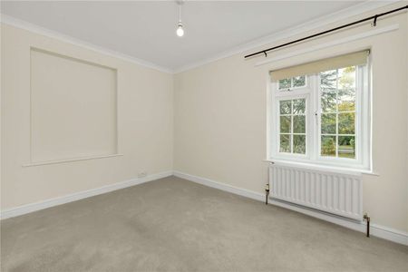 Four bedroom detached cottage in the heart of Warfield - Photo 5