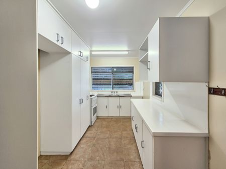 Located in a quiet cul-de-sac, family friendly area with convenient access to schools and shops. - Photo 5