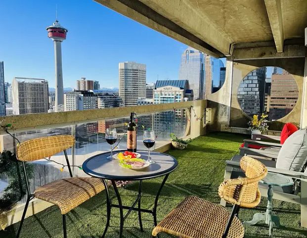 One bedroom downtown condo with gorgeous view | 2811 - 221 6 Ave SE, Calgary - Photo 1