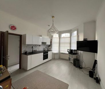 1 Bed Flat, The Avenue, SO17 - Photo 4