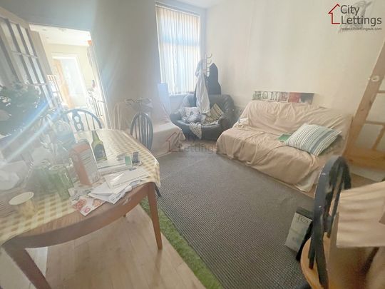 4 Bedroom Mid Terraced House - Photo 1