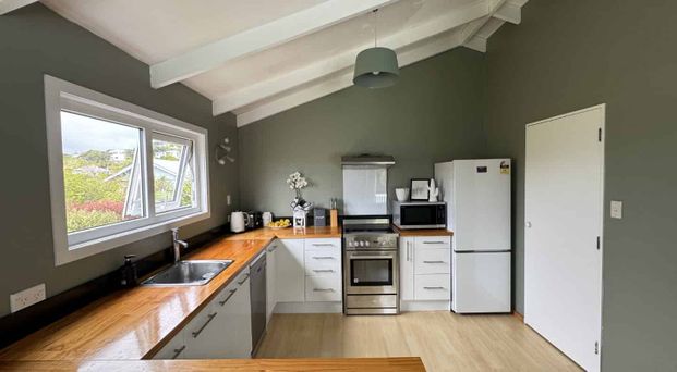 WELL PRESENTED 2x bedroom, 1x bathroom home: - Photo 1