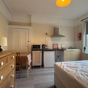 Double bedsit Located close to Hornsey Station and to Crouch End Broadway - Photo 2