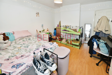 4 bedroom semi-detached house to rent - Photo 4