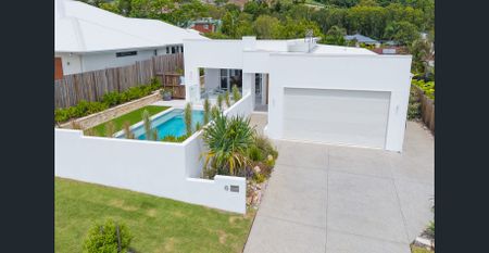 Designer 4-Bedroom Home in Quiet Cul de Sac - Photo 5