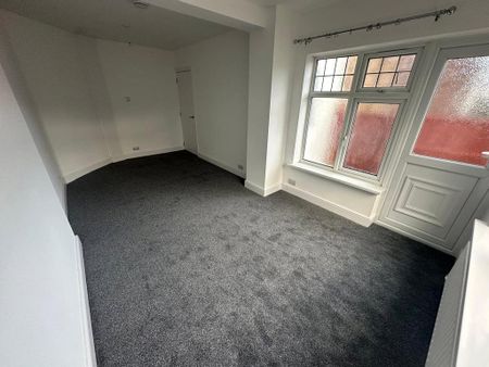 4 bedroom semi-detached house to rent - Photo 3