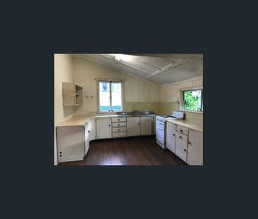 Three bedroom Family Home - Photo 1