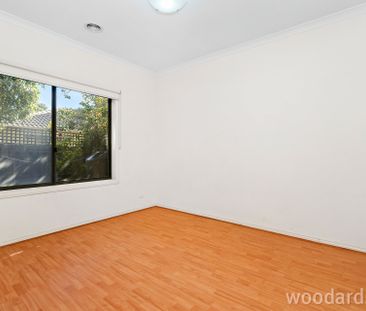 Stylish, Low-Maintenance Living in a Prime Glen Waverley Location! - Photo 5