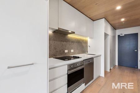 Elegant living in a convenient location - Photo 3