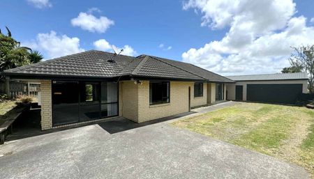 Spacious 3-Bedroom Family Home with Extra Living & Storage – Flat Bush - Photo 5