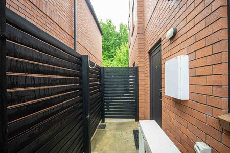 Cozy Two Bedroom Townhouse - Photo 3