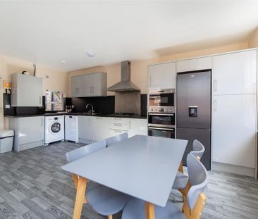 4 bedroom apartment to rent - Photo 5