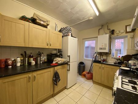 5 bedroom semi-detached house to rent - Photo 4