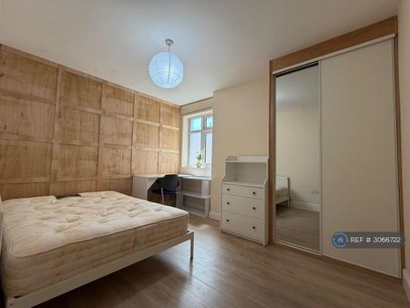 1 bedroom in a house share to rent - Photo 2