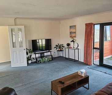 3 Bedroom house with double garage in Waiwhetu - Photo 1