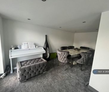 4 bedroom semi-detached house to rent - Photo 6